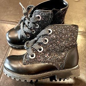 Olive & Edie Caitie black glitter toddler girls moto combat boots in size 8